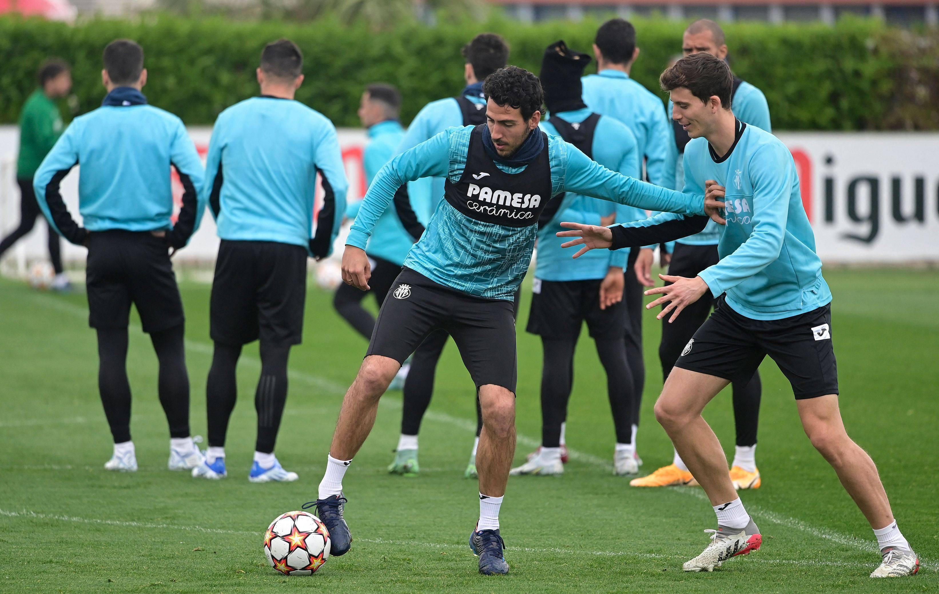  清晨埃因霍温远射贴柱山东泰山训练开放日，现场解说直呼：集结日比利亚雷亚尔备战葡超